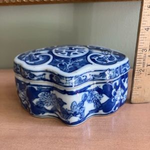 Porcelain Chinese covered dish/ container